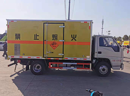 环江爆破器材运输车工人安全操作规范与智能技术保障